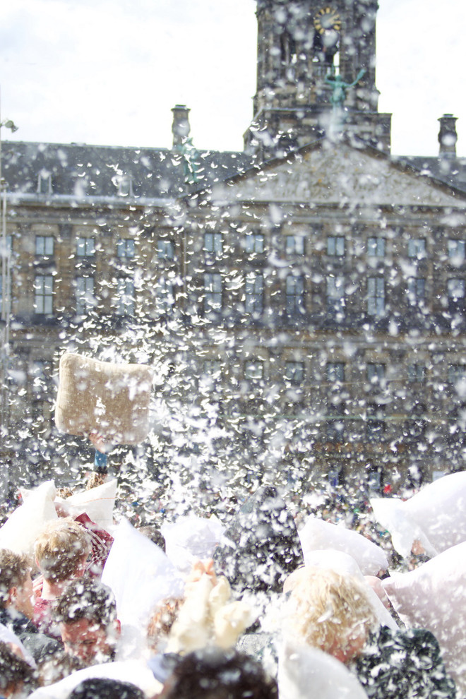 [Photo] Tưng bừng lễ hội ném gối quốc tế trên khắp thế giới ảnh 1