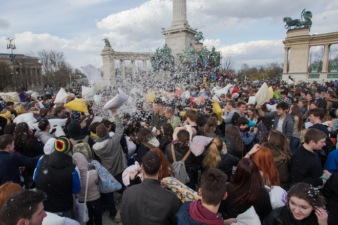 [Photo] Tưng bừng lễ hội ném gối quốc tế trên khắp thế giới ảnh 3