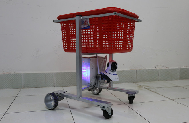 Bác sỹ Đồng Tháp sáng chế robot phục vụ người bệnh nhiễm COVID-19 ảnh 1