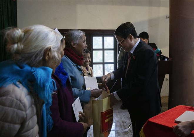 Phó Chủ tịch Quốc hội Nguyễn Đức Hải thăm, tặng quà tại tỉnh Hòa Bình ảnh 3