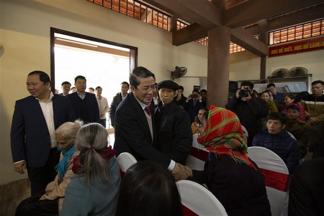 Phó Chủ tịch Quốc hội Nguyễn Đức Hải thăm, tặng quà tại tỉnh Hòa Bình ảnh 2