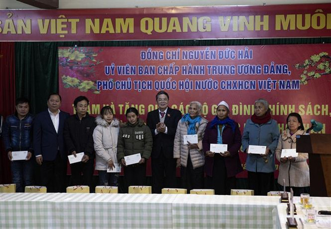 Phó Chủ tịch Quốc hội Nguyễn Đức Hải thăm, tặng quà tại tỉnh Hòa Bình ảnh 4