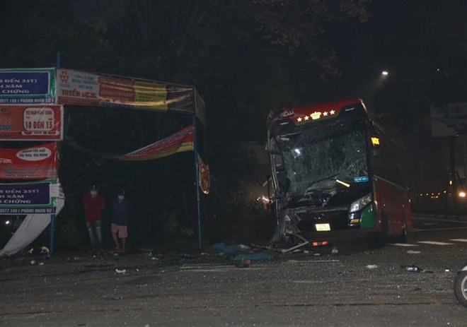 Bình Dương: Hai xe khách giường nằm đâm nhau, nhiều người hoảng loạn ảnh 2
