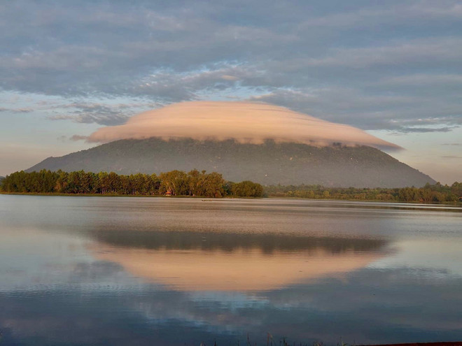 Chuyên gia nói về đám mây lớn hình nón bao phủ đỉnh núi Chứa Chan ảnh 1