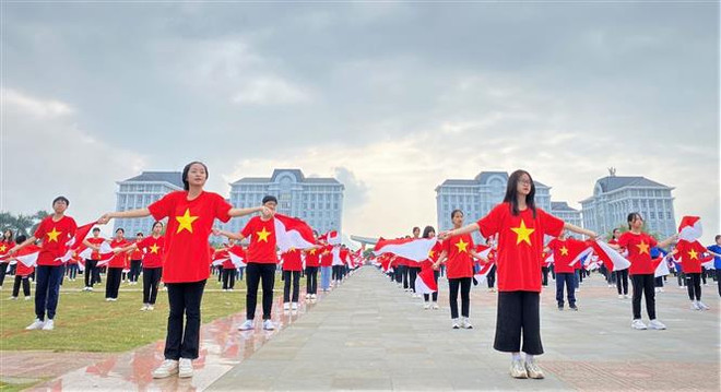 Học sinh đồng diễn "Khát vọng tuổi trẻ Lai Châu" trong Ngày hội thanh, thiếu nhi các dân tộc tỉnh Lai Châu, cuối tháng 10/2022. (Ảnh: Nguyễn Oanh/TTXVN) Nâng cao năng lực ngoại ngữ và hội nhập quốc tế cho thanh, thiếu nhi ảnh 1