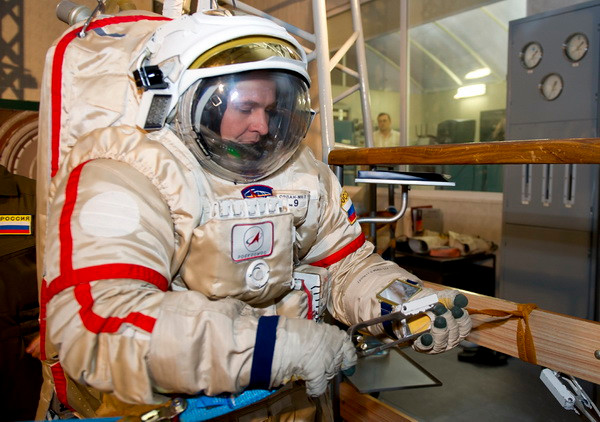 Nga thử nghiệm bộ áo giáp vũ trụ mới có thể sử dụng trên Mặt Trăng ảnh 1