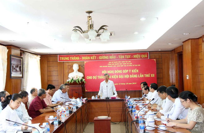 Việt kiều tại Lào đóng góp ý kiến cho Dự thảo Văn kiện Đại hội XII ảnh 1