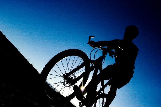 Anh giáo nghèo Argentina đạp xe 18 ngày tới Brazil xem World Cup ảnh 1