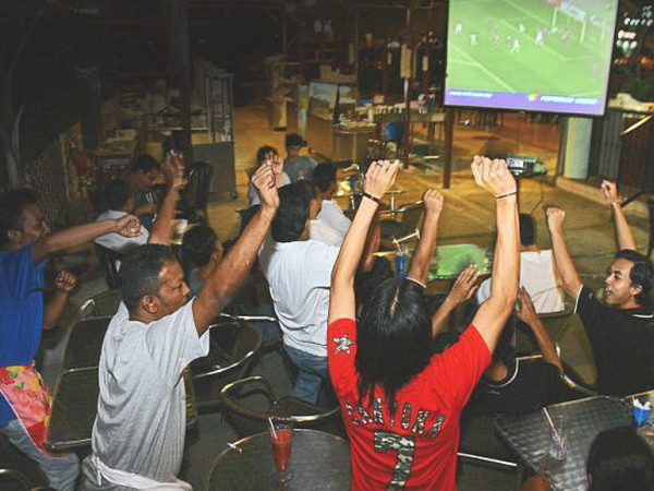 Dân Malaysia sôi sục cơn sốt bóng đá World Cup 2014 ảnh 1