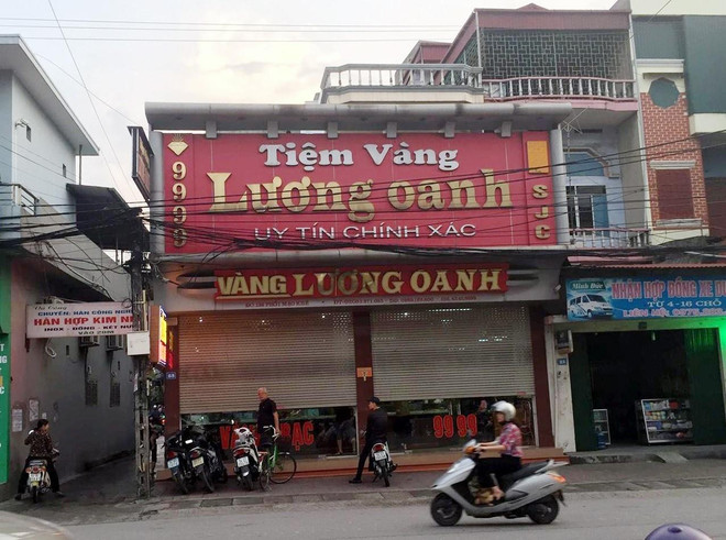 Cửa hàng vàng Lương Oanh ở khu phố 1, phường Mạo Khê, thị xã Đông Triều nơi xảy ra vụ cướp. (Ảnh: Văn Đức/TTXVN) Quảng Ninh: Truy tìm đối tượng sử dụng súng cướp tiệm vàng ảnh 1