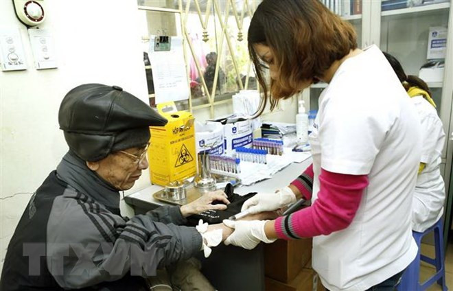 Bệnh viện vượt thu, lạm dụng dịch vụ, đẩy gánh nặng lên người nghèo? ảnh 1