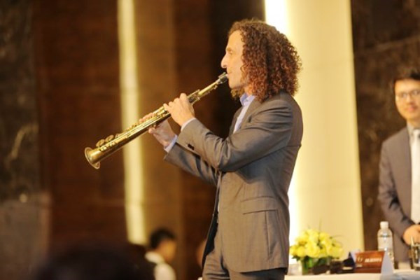 [Video] Kenny G nói tiếng Việt tại buổi hoà nhạc ở Hà Nội ảnh 1