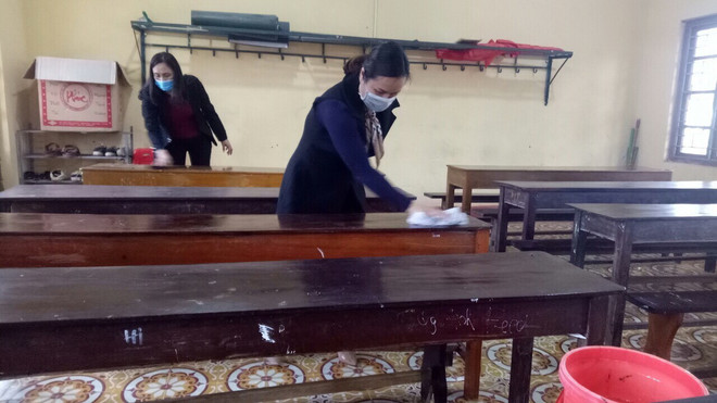 Giáo viên trường trung học cơ sở Dân tộc Nội trú huyện Cẩm Thủy, Thanh Hóa vệ sinh trường lớp chuẩn bị đón học sinh trở lại lớp. (Ảnh: Hoa Mai/TTXVN) Tăng cường phòng chống COVID-19 trong trường học, ký túc xá ảnh 1