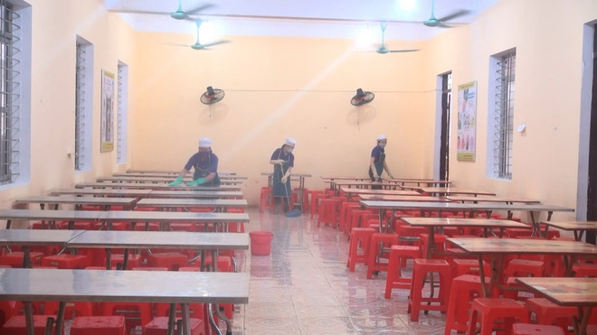 Trường Tiểu học Ba Đình (thành phố Thanh Hóa) vệ sinh khu nhà ăn bán trú, chuẩn bị sẵn sàng đón học sinh đi học trở lại. (Ảnh: Hoa Mai/TTXVN) Tăng cường phòng chống COVID-19 trong trường học, ký túc xá ảnh 2