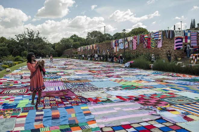 [Photo] Nam Phi phá kỷ lục Guinness với tấm thảm ghép khổng lồ ảnh 1