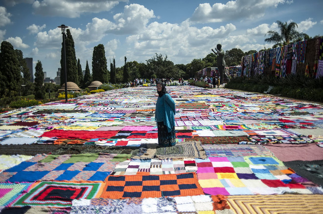 [Photo] Nam Phi phá kỷ lục Guinness với tấm thảm ghép khổng lồ ảnh 2