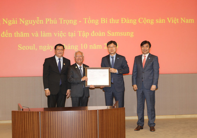 Trao giấy phép đầu tư dự án 1,4 tỷ USD của Samsung vào Việt Nam ảnh 1