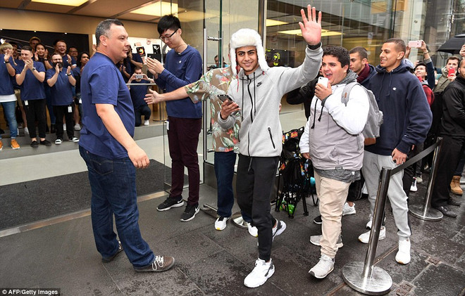 Giới hâm mộ "Táo khuyết" háo hức trong ngày mở bán iPhone 7 ảnh 1