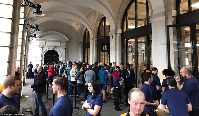 Giới hâm mộ "Táo khuyết" háo hức trong ngày mở bán iPhone 7 ảnh 3