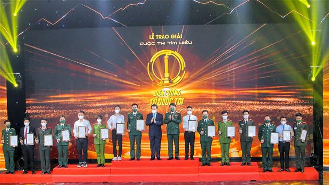 Trao giải cho các thí sinh Cuộc thi tìm hiểu “Biên cương Tổ quốc tôi” ảnh 1