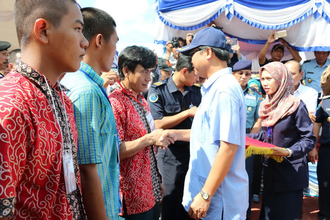 Đại sứ Việt Nam tại Indonesia Hoàng Anh Tuấn thăm hỏi các ngư dân tại buổi lễ trao trả ở Indonesia. (Ảnh: Đỗ Quyên/TTXVN) 695 ngư dân bị phía Indonesia bắt giữ đã về nước an toàn ảnh 1