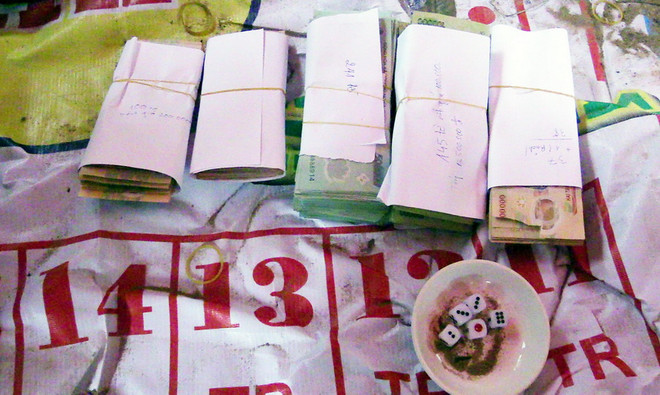 Công an Bình Dương đột kích, phá sới bạc nằm giữa rừng cao su ảnh 1