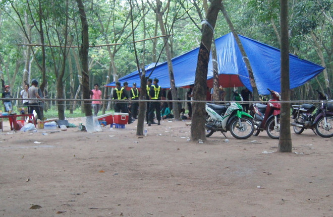 Công an Bình Dương đột kích, phá sới bạc nằm giữa rừng cao su ảnh 2