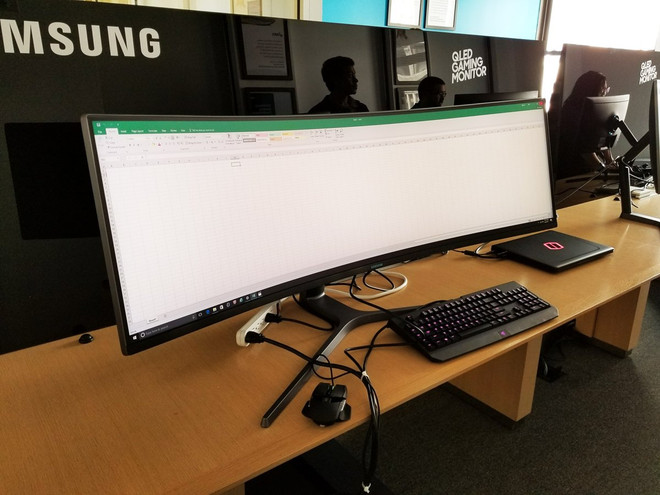 Một bảng Excel được hiển thị đầy đủ trên màn hình. (Nguồn: uk.businessinsider.com) Choáng ngợp với mẫu màn hình cong "siêu rộng" mới của Samsung ảnh 3