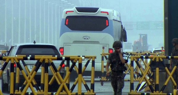 Trước cửa vào khu công nghiệp Kaesong. (Ảnh: AFP/TTXVN) Đoàn doanh nhân Hàn Quốc thăm Khu công nghiệp Kaesong ảnh 1
