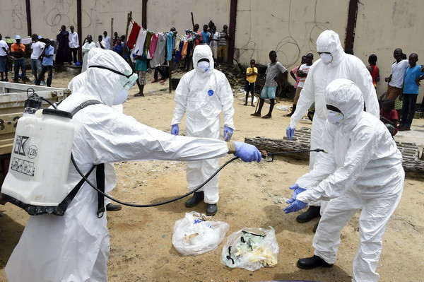 Nhân viên y tế khử trùng sau khi chuyển thi thể nạn nhân của dịch Ebola tại thủ đô Monrovia, Liberia, ngày 4/10. (Ảnh: AFP/TTXVN) Hàn Quốc sẽ cử đoàn hỗ trợ y tế tới Tây Phi để chống dịch Ebola ảnh 1