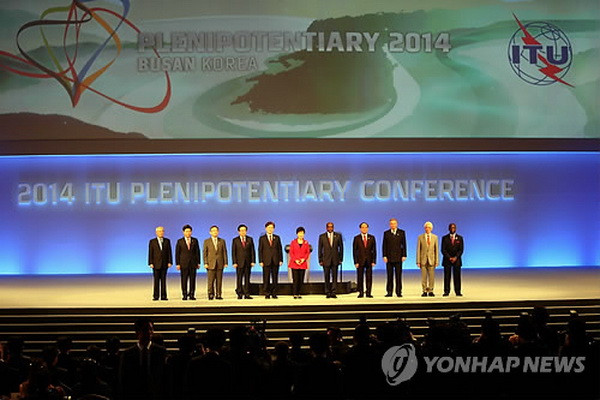 Tổng thống Hàn Quốc Park Geun-hye tại Hội nghị (Ảnh:Yonhap News) Liên minh Viễn thông quốc tế tập trung thu hẹp "khoảng cách số'' ảnh 1