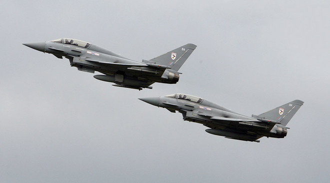 Anh điều chiến đấu cơ Typhoon chặn 2 máy bay ném bom Nga ảnh 1
