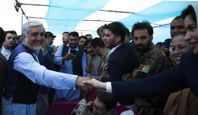 Ứng viên Tổng thống Afghanistan Abdullah Abdullah bên những người ủng hộ trong chiến dịch vận động tranh cử ở tỉnh miền Tây Herat ngày 24/9/2019. (Nguồn: THX/TTXVN) Afghanistan ấn định thời hạn mới công bố kết quả bầu cử tổng thống ảnh 1