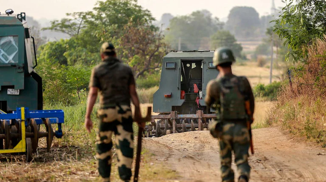 Ấn Độ: Bộ trưởng Quốc phòng thăm binh sỹ vùng tranh chấp với Pakistan ảnh 1