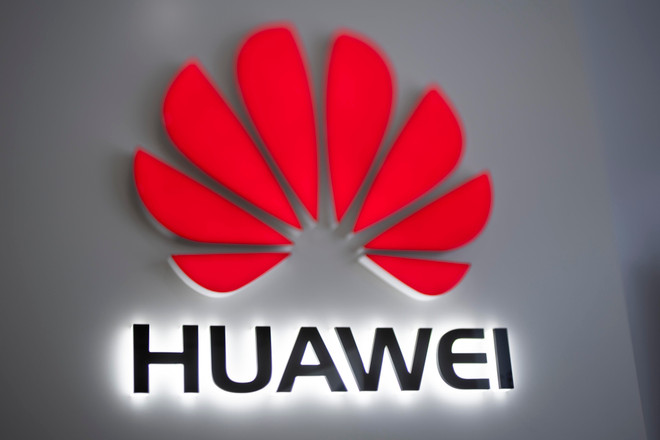 Biểu tượng Huawei tại cửa hàng ở Bắc Kinh, Trung Quốc. (Nguồn: AFP/TTXVN) Huawei rút đơn kiện chính quyền Mỹ vụ tịch thu thiết bị viễn thông ảnh 1