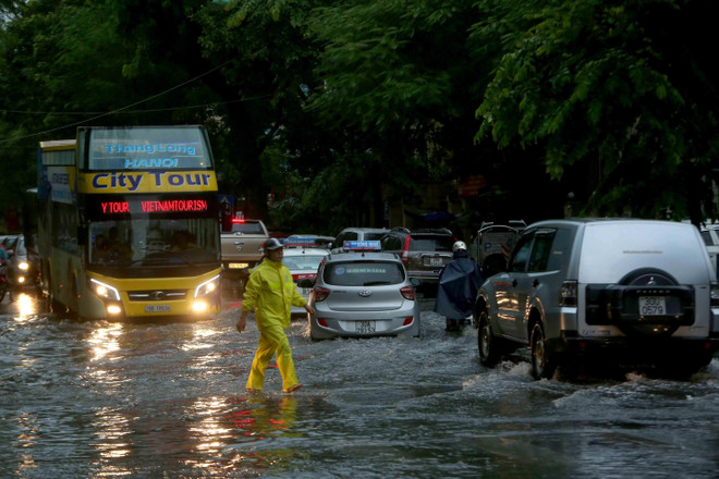 Hà Nội: Nước rút hết tại khu vực ngập, giao thông đi lại bình thường ảnh 1