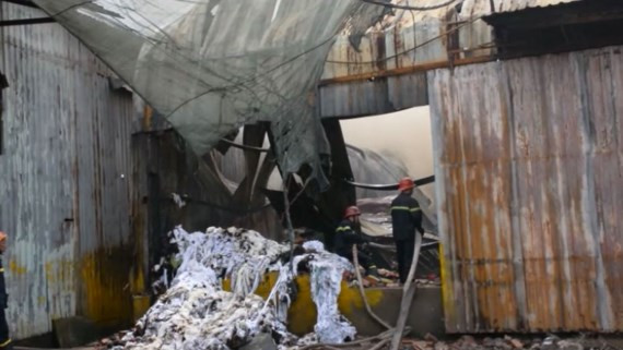 Thành phố Hồ Chí Minh: Cháy lớn tại kho vải vụn trên Quốc lộ 1A ảnh 1