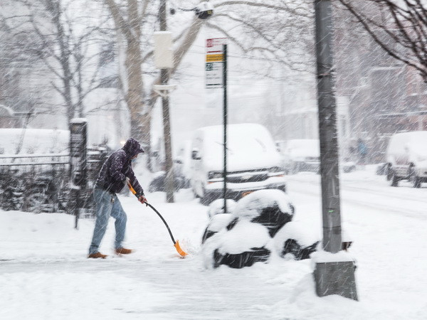 Mỹ: Bão tuyết hoành hành tại Massachusett, tuyết rơi dày gần 1 mét ảnh 1
