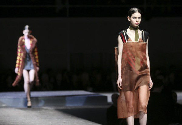 Sự biến đổi của các mẫu thiết kế từ sàn diễn đến cửa hiệu thời trang ảnh 1