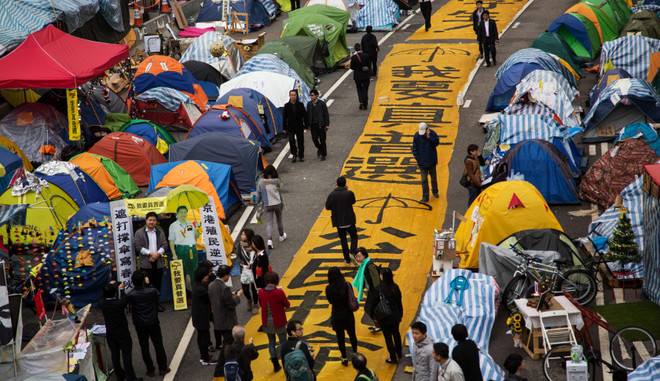 Cảnh sát Hong Kong bắt đầu giải tỏa các điểm biểu tình ảnh 1