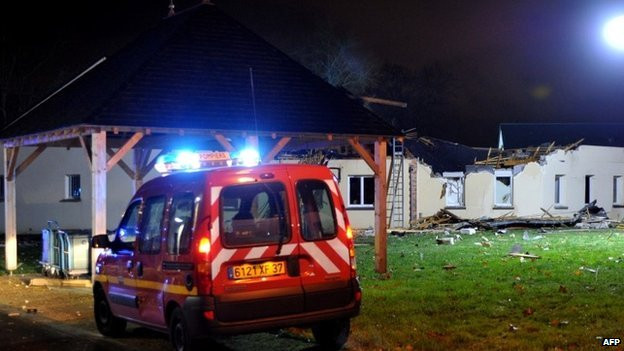 Pháp: Máy bay quân sự rơi làm 6 người chết và bị thương ảnh 1