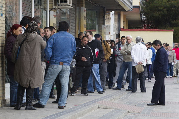Người thất nghiệp Italy đang chờ việc. (Nguồn: bloomberg.com) Tình hình kinh tế-xã hội tại khu vực miền Nam Italy ảm đạm ảnh 1