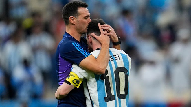 Messi và huấn luyện viên Scaloni (Nguồn: SkySports) Chung kết World Cup 2022 - trận đấu cuối cùng của hai Lionel ảnh 1
