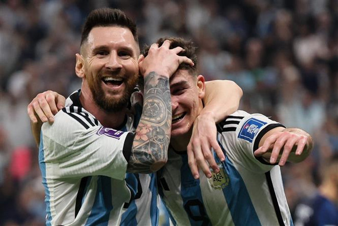 Ngôi sao Lionel Messi đã xác nhận rằng trận chung kết World Cup vào đêm 18/12 tới sẽ là trận đấu cuối cùng của anh trong màu áo đội tuyển quốc gia Argentina. (Ảnh: AFP/TTXVN) Chung kết World Cup 2022 - trận đấu cuối cùng của hai Lionel ảnh 2