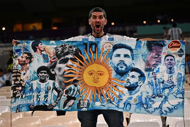Cổ động viên Argentina cổ vũ đội nhà trong trận bán kết gặp Croatia. (Ảnh: AFP/TTXVN) Chung kết World Cup 2022 - trận đấu cuối cùng của hai Lionel ảnh 3