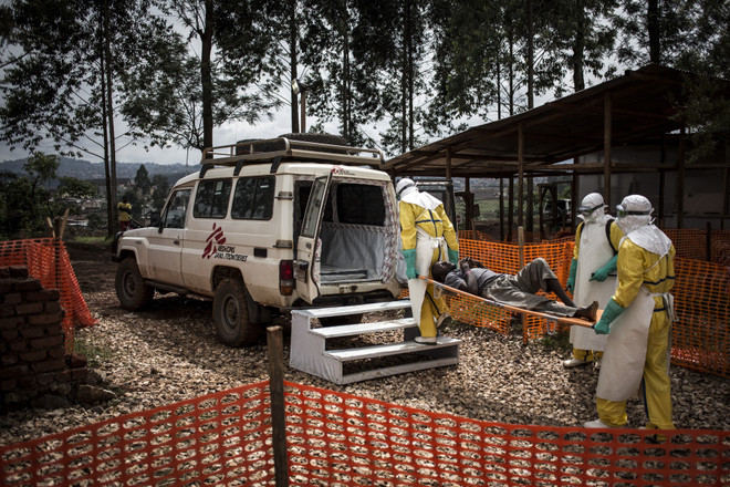 Nhân viên y tế chuyển bệnh nhân nhiễm Ebola tại Butembo, Cộng hòa Dân chủ Congo. (Nguồn: AFP/TTXVN) Dịch Ebola: WHO kéo dài tình trạng khẩn cấp quốc tế ảnh 1