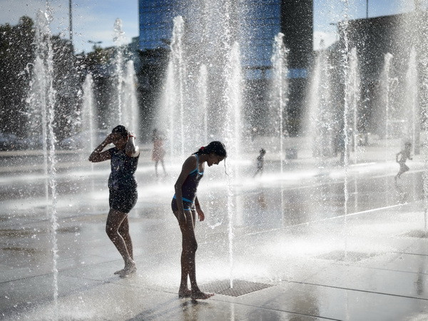 Các nước Tây Âu oằn mình chống đỡ với nắng nóng gay gắt ảnh 1
