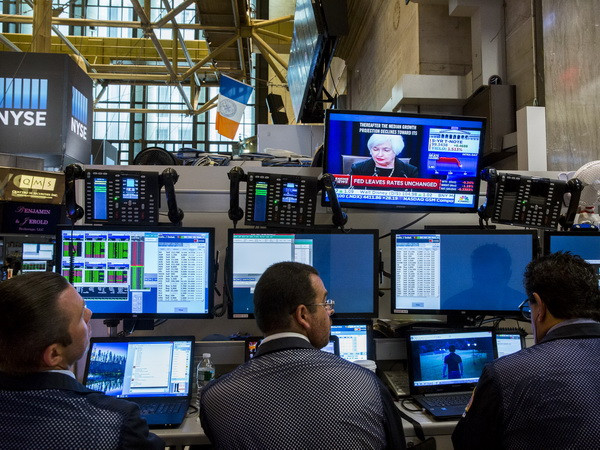 Chứng khoán Mỹ giảm điểm sau cảnh báo lợi nhuận của UnitedHealth ảnh 1