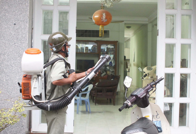 Phun xịt thuốc tại khu vực dân cư phường 25, quận Bình Thạnh. (Ảnh: Phương Vy/TTXVN) TP Hồ Chí Minh xây dựng quy trình điều trị bệnh do virus Zika ảnh 1