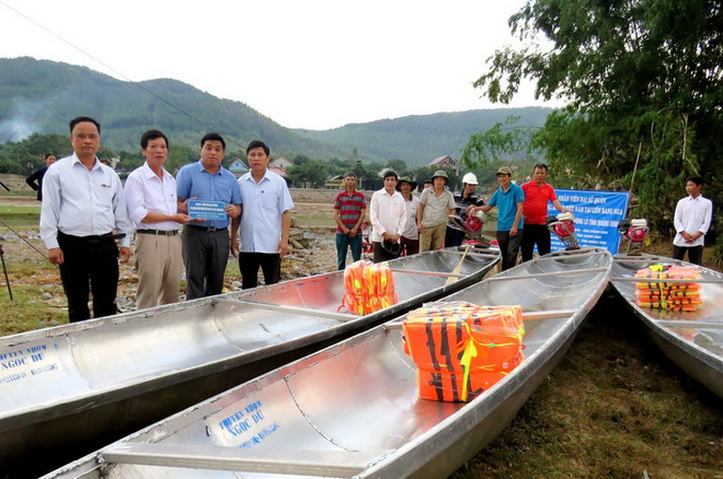 Trao thuyền cứu hộ, cứu sinh và áo phao tại xã Cảnh hóa, huyện Quảng Trạch, tỉnh Quảng Bình. (Ảnh: Hi Trang/Vietnam+) Kiều bào ở Nga tặng thuyền, áo phao cho bà con vùng lũ miền Trung ảnh 1